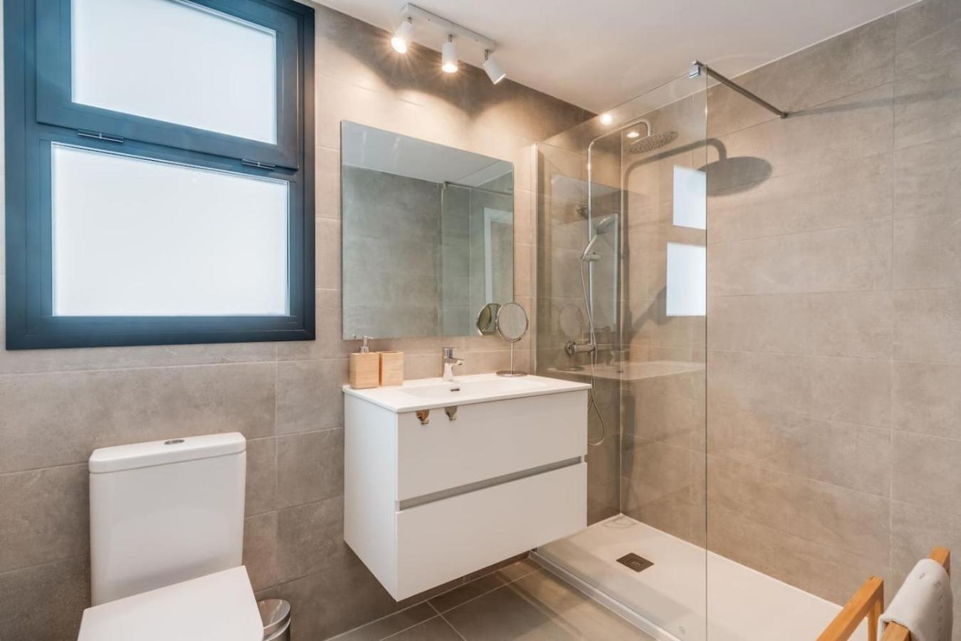 Aranya - Stylish Apt. With Great Views *