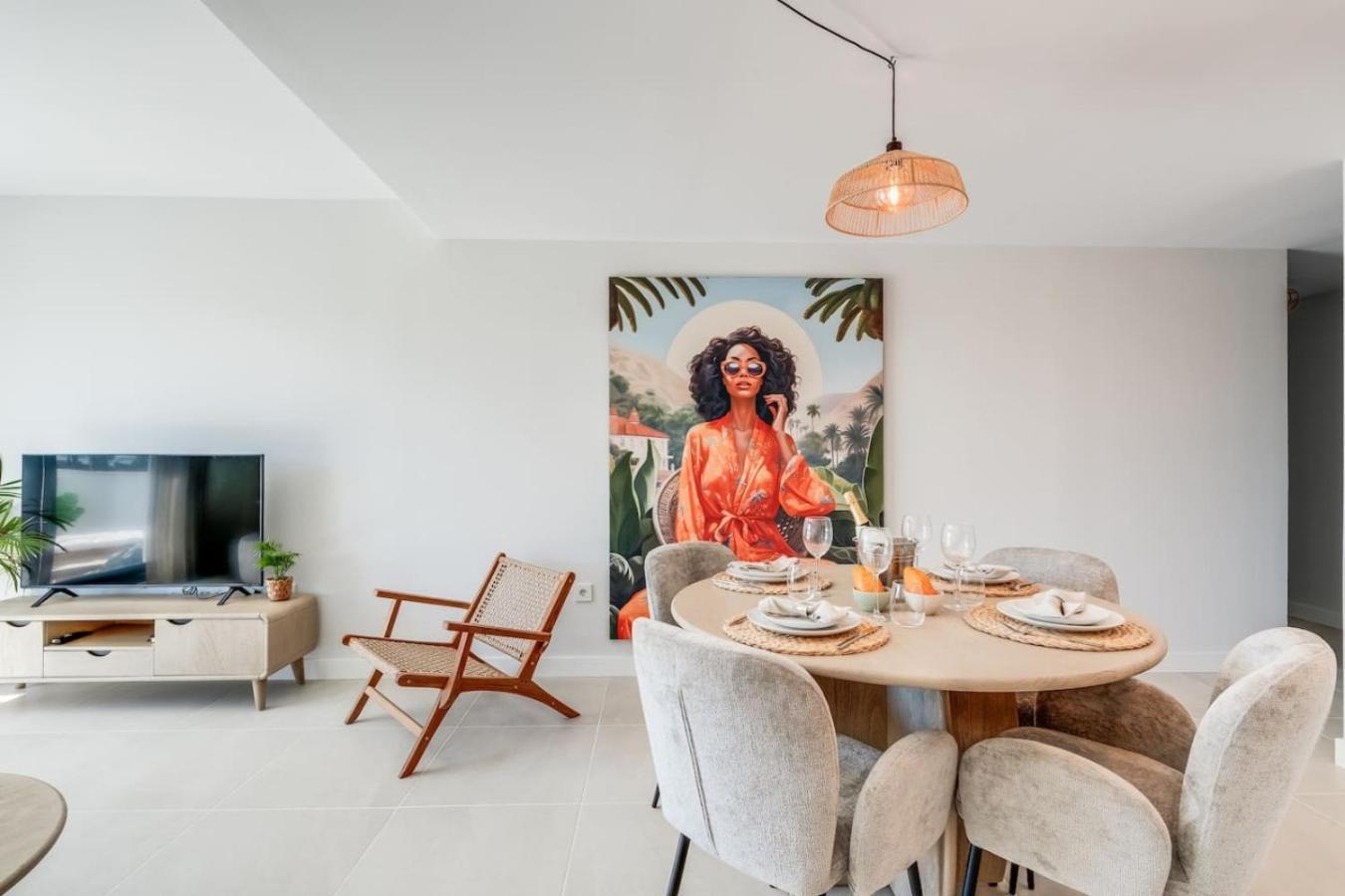 Aranya - Stylish Apt. With Great Views Appartement
