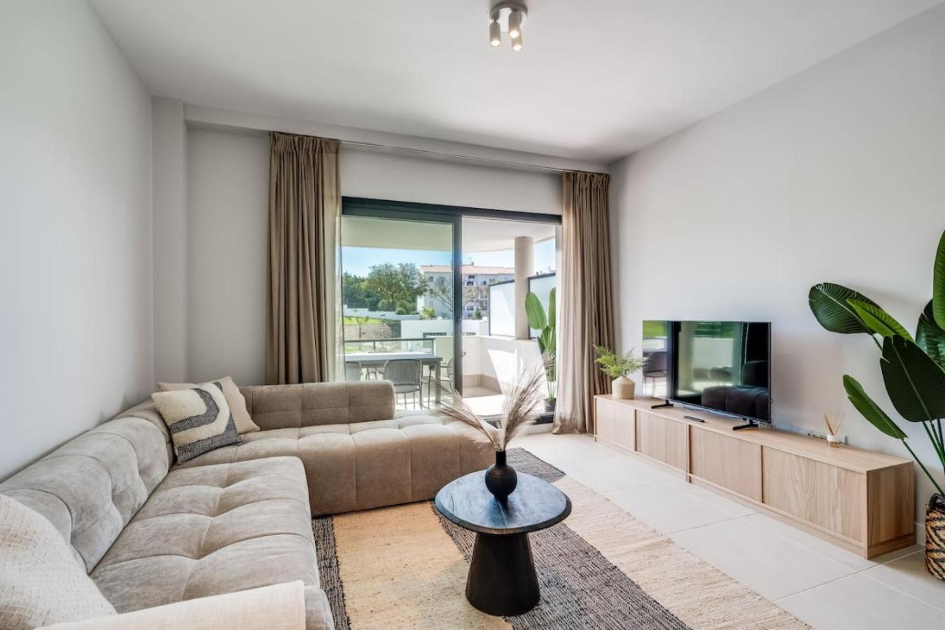 Aranya - Stylish 2br Apt. With Pool View