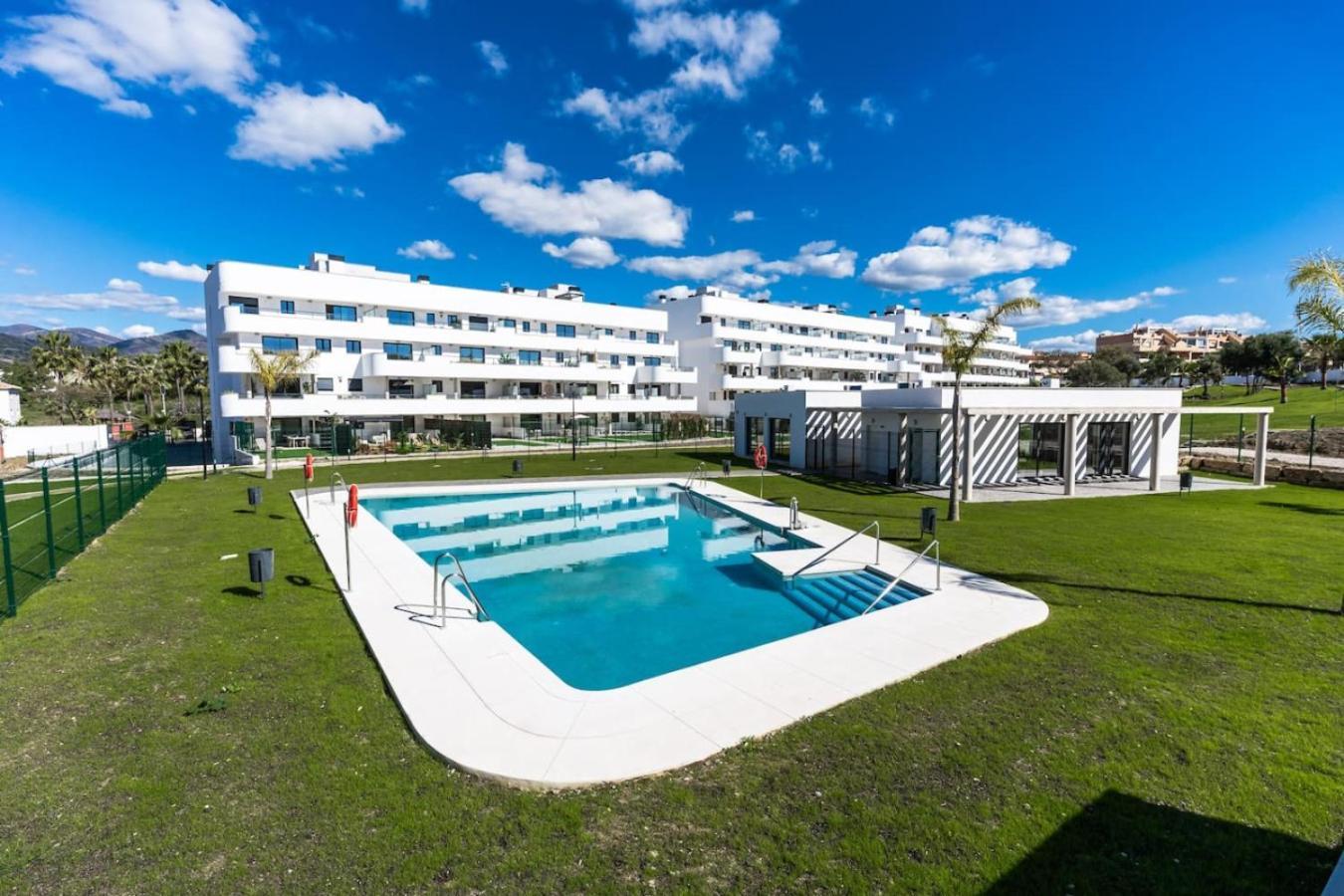 Aranya - Stylish 2br Apt. With Pool View Appartement *