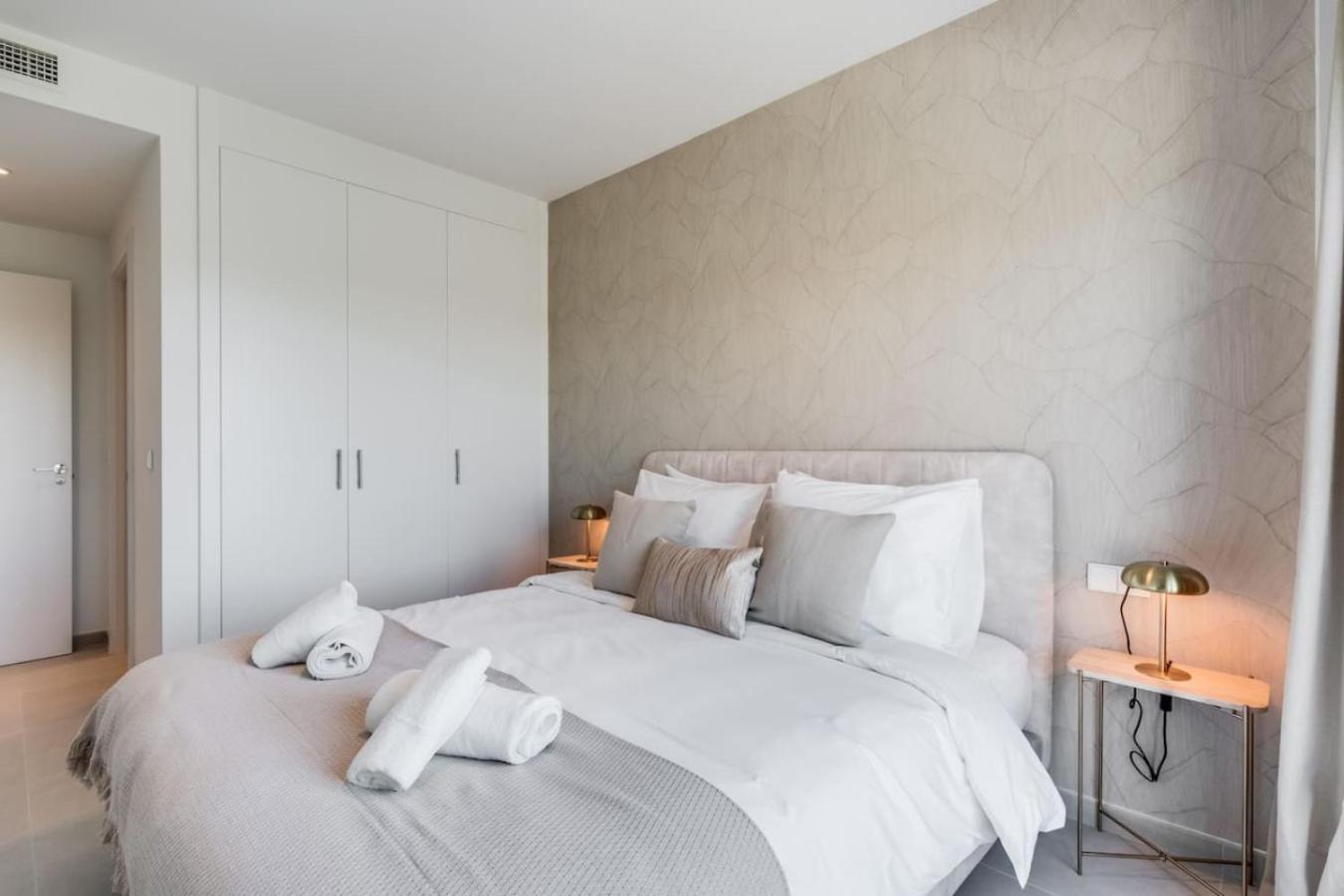 Brand New Penthouse In Apartment *