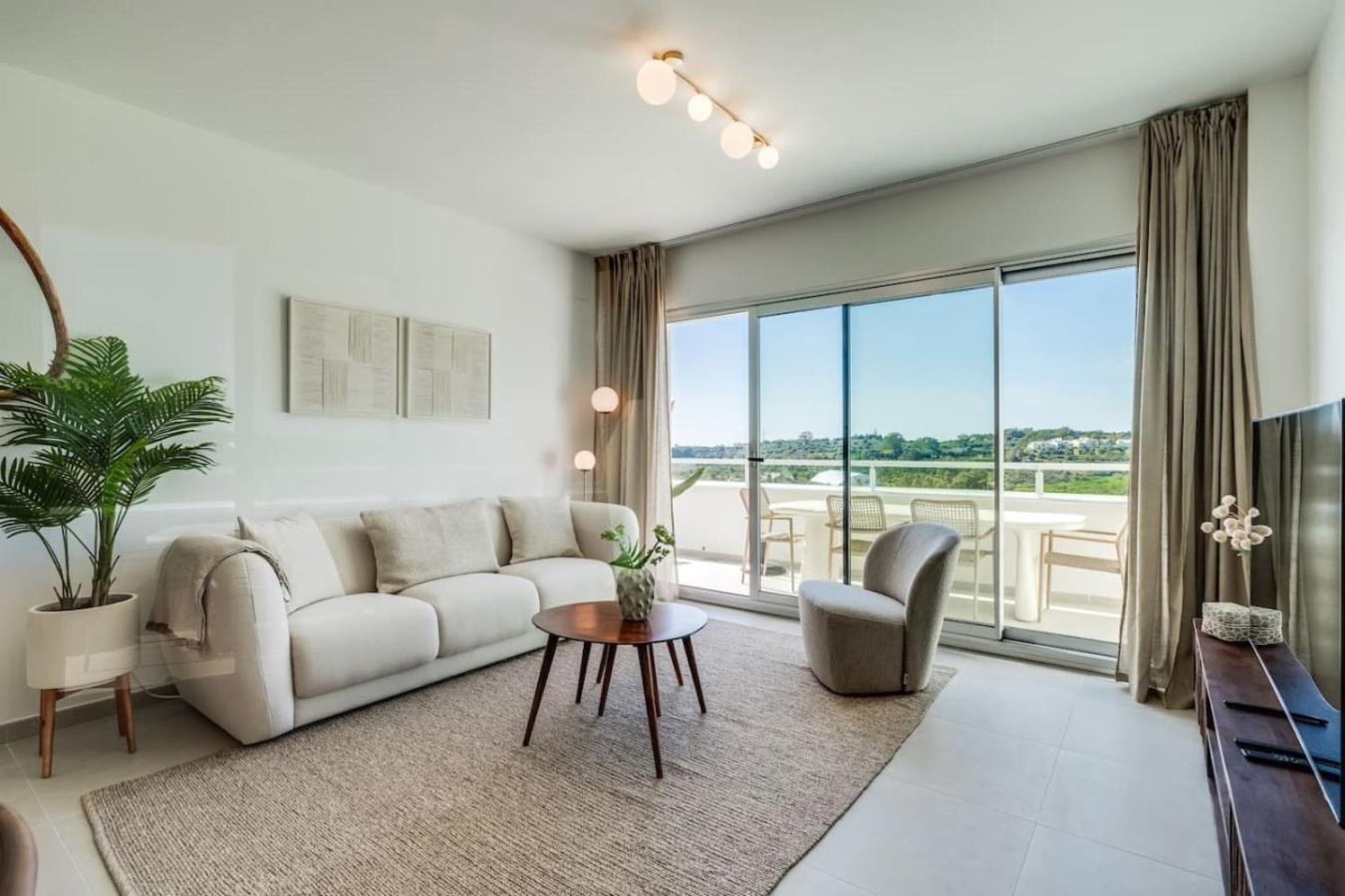 Brand New Penthouse In Apartment *