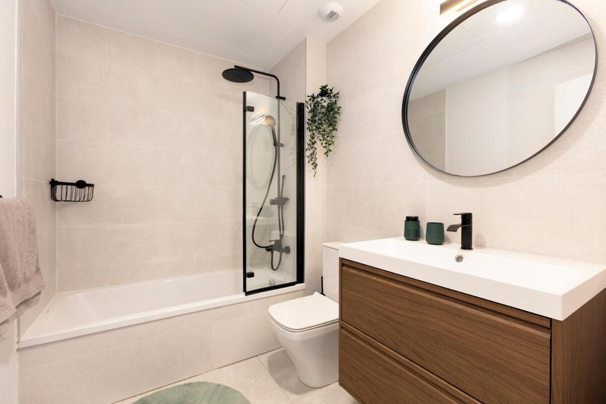 Modern 4-person With Pool & Indoor Parking