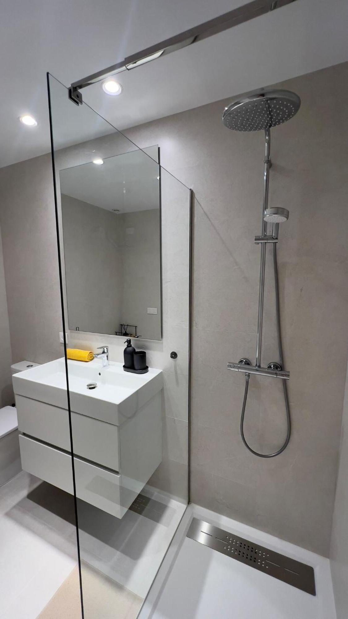 Beautiful 1-bedroom In Apartment *