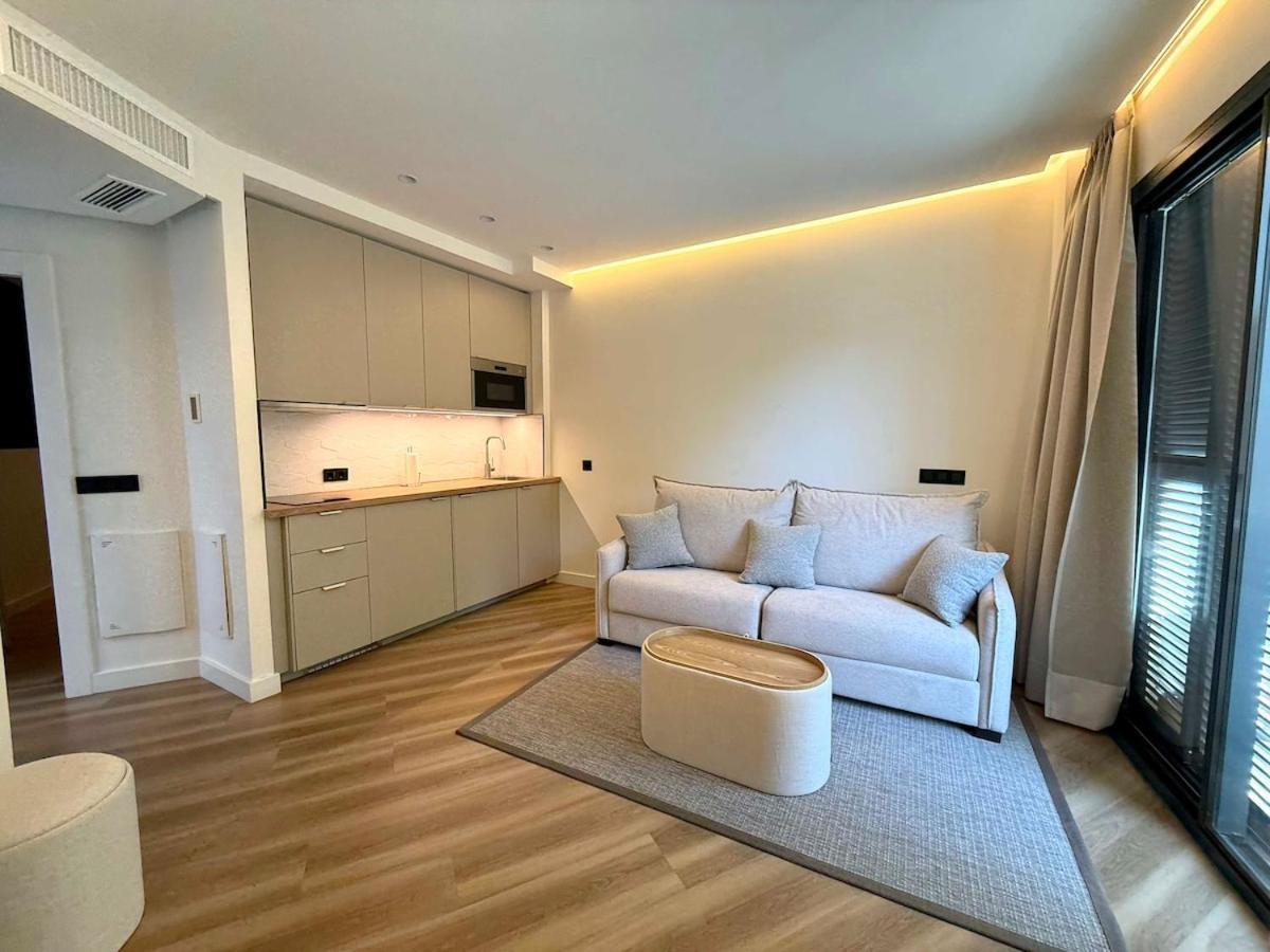 Luxury One Bed & Pool Apartment
