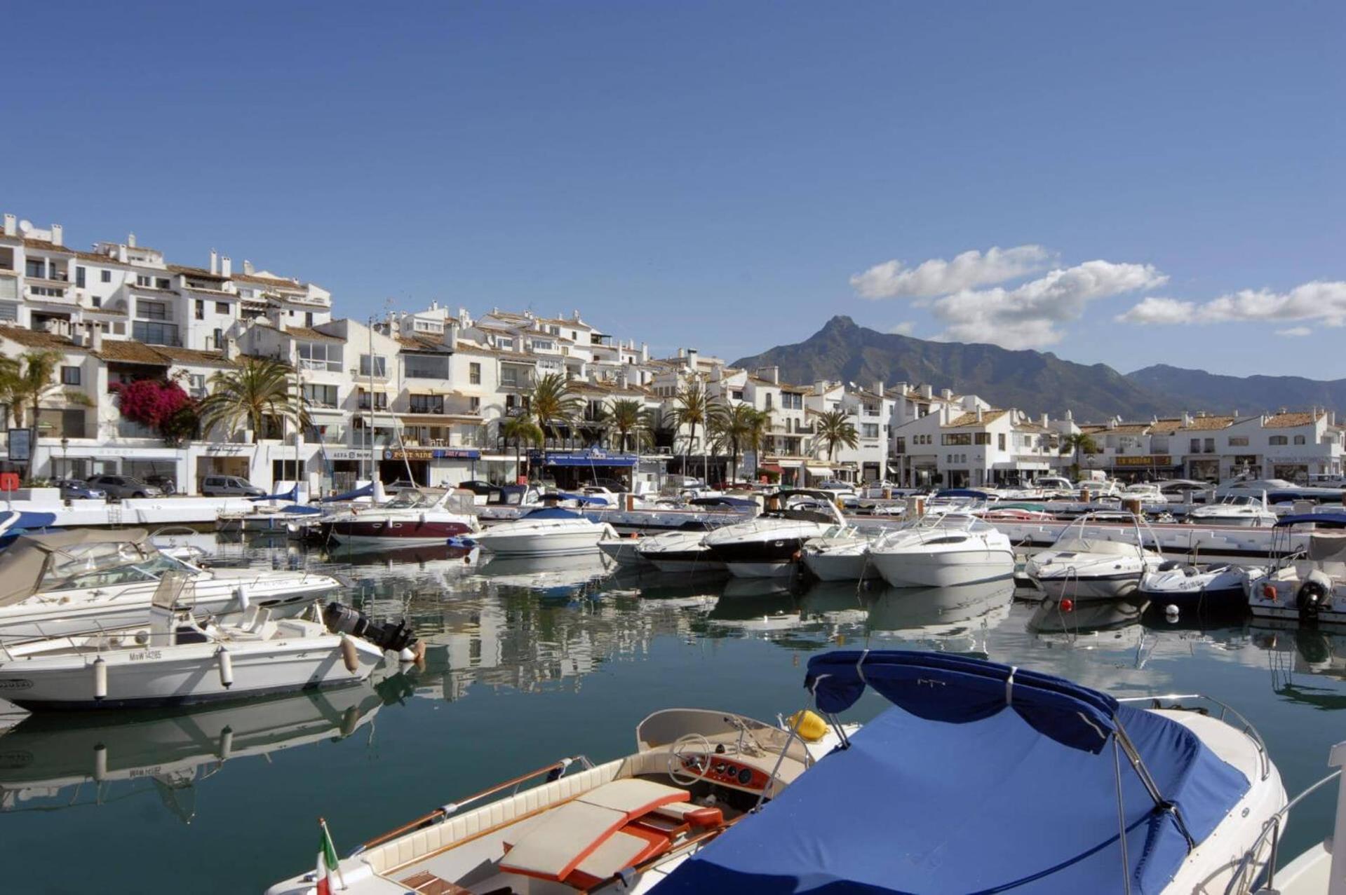 Holivista By * Estepona