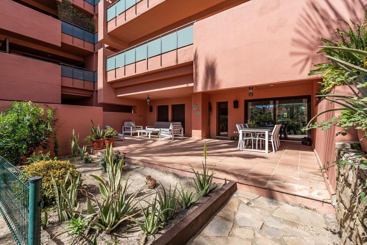 Apartamento Precioso De Planta Baja En Salinas, Estepona