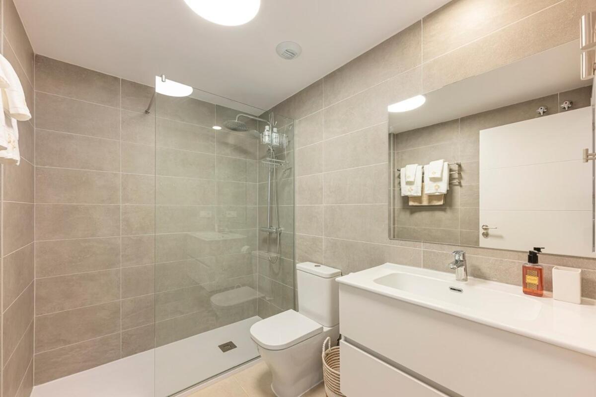Modern And Bright 2 Bedroom Apt, Swimming Pool And Gym *