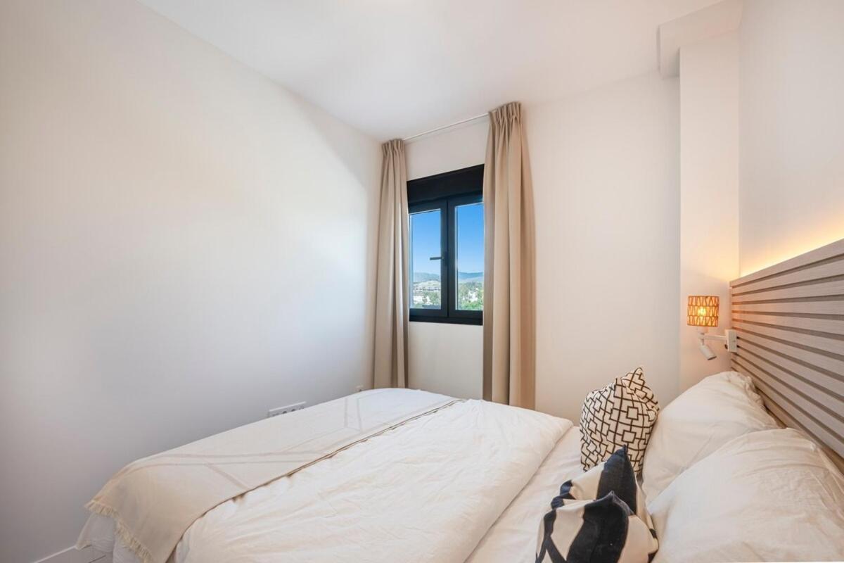 Modern And Bright 2 Bedroom Apt, Swimming Pool And Gym Apartment Estepona