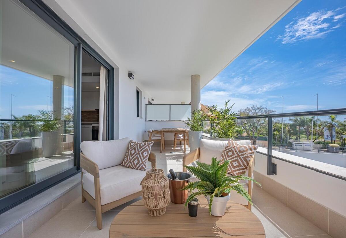 Modern And Bright 2 Bedroom Apt, Swimming Pool And Gym *