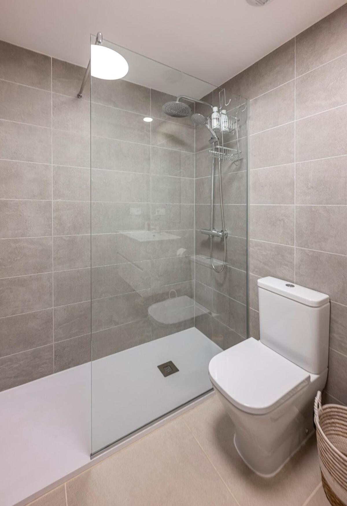 Modern And Bright 2 Bedroom Apt, Swimming Pool And Gym Apartment *