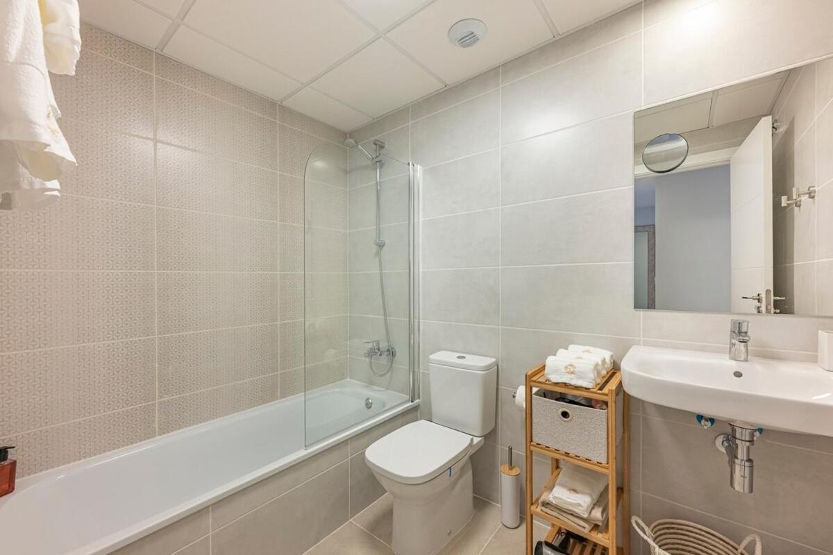Modern And Bright 2 Bedroom Apt, Swimming Pool And Gym Apartment Estepona
