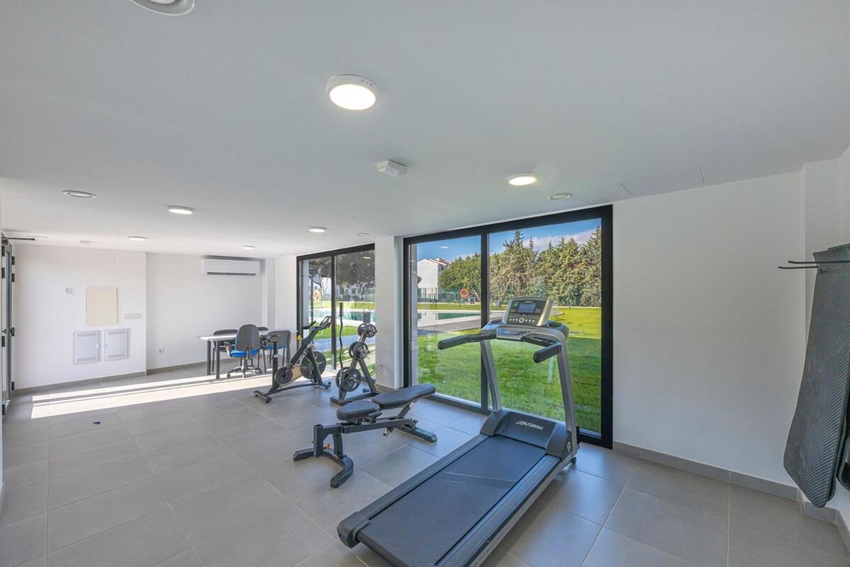 Modern And Bright 2 Bedroom Apt, Swimming Pool And Gym *