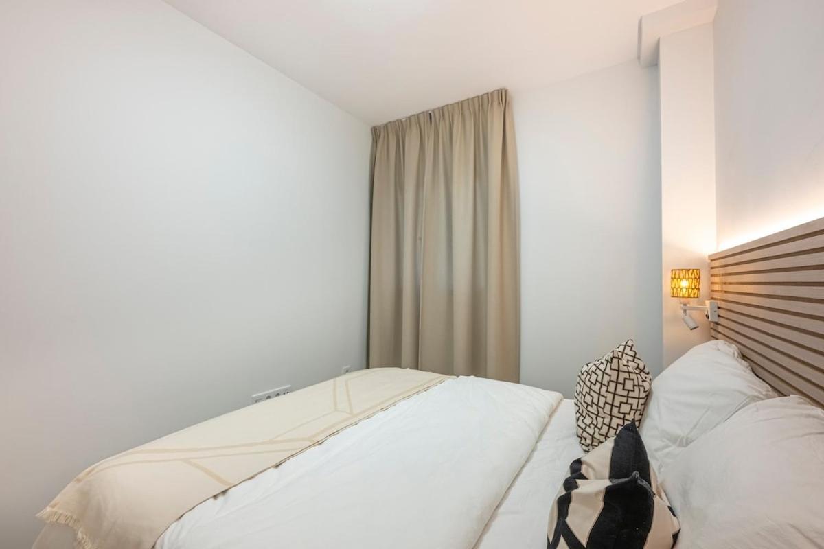 Modern And Bright 2 Bedroom Apt, Swimming Pool And Gym