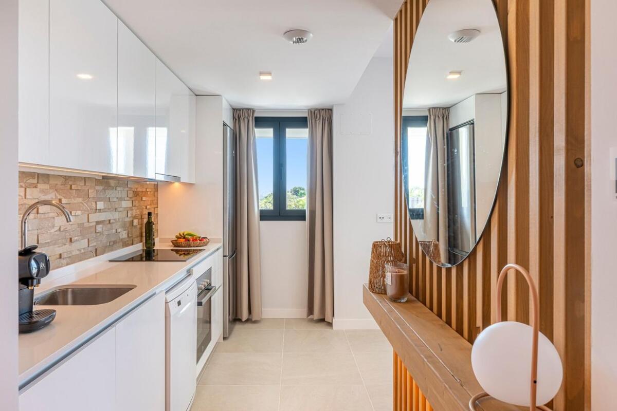 Modern And Bright 2 Bedroom Apt, Swimming Pool And Gym Apartment *