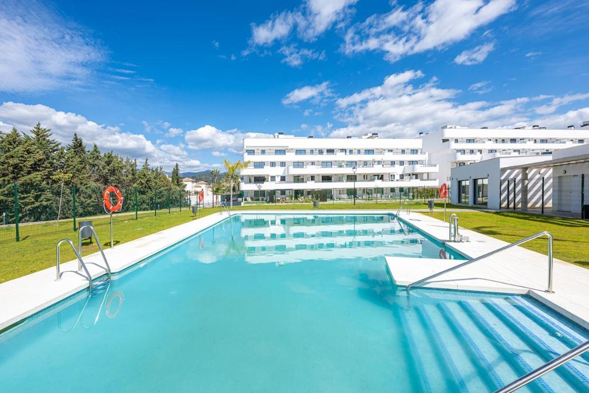 Modern And Bright 2 Bedroom Apt, Swimming Pool And Gym *