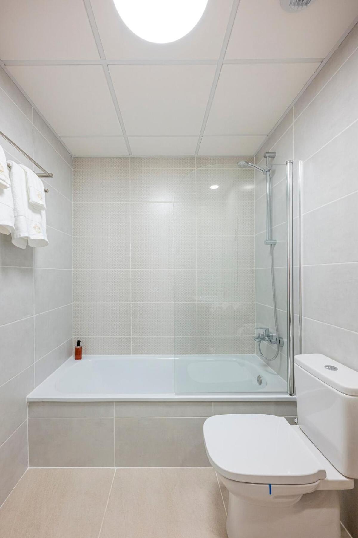 Modern And Bright 2 Bedroom Apt, Swimming Pool And Gym Estepona