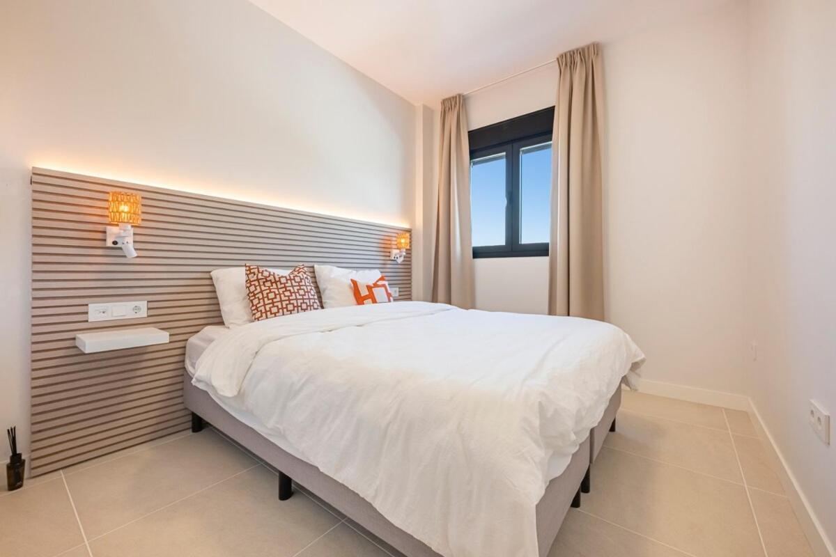 Modern And Bright 2 Bedroom Apt, Swimming Pool And Gym