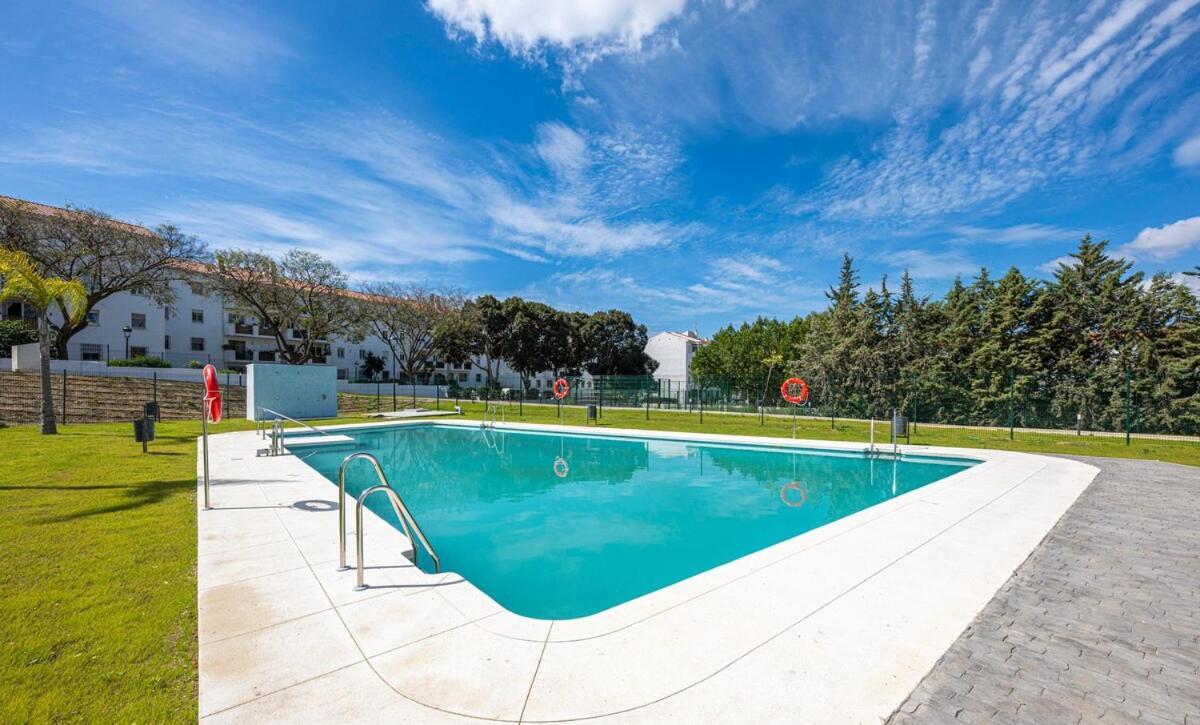 Apartment Modern And Bright 2 Bedroom Apt, Swimming Pool And Gym
