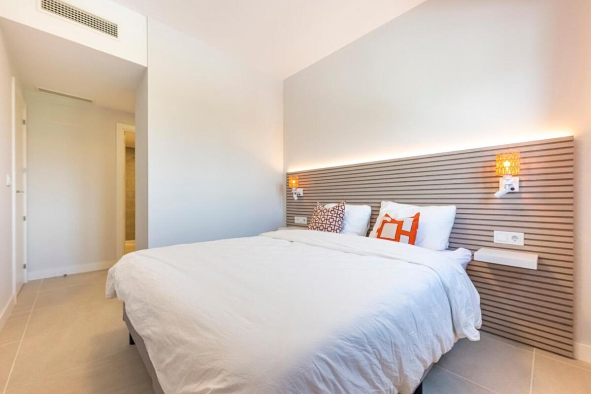Modern And Bright 2 Bedroom Apt, Swimming Pool And Gym Apartment *