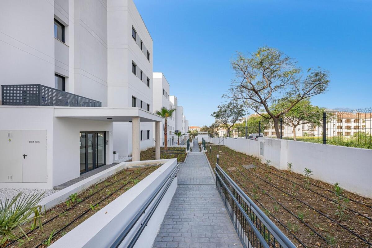 Modern And Bright 2 Bedroom Apt, Swimming Pool And Gym *