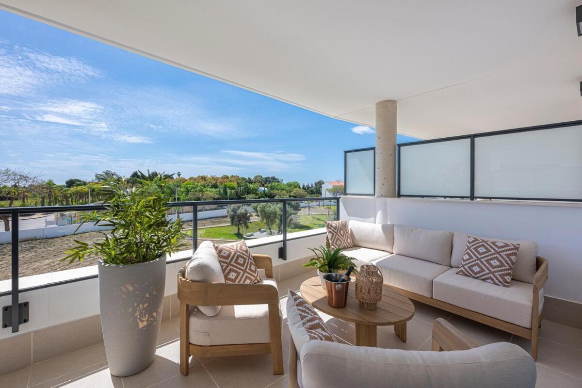 Modern And Bright 2 Bedroom Apt, Swimming Pool And Gym
