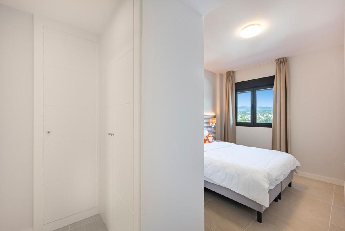 Modern And Bright 2 Bedroom Apt, Swimming Pool And Gym