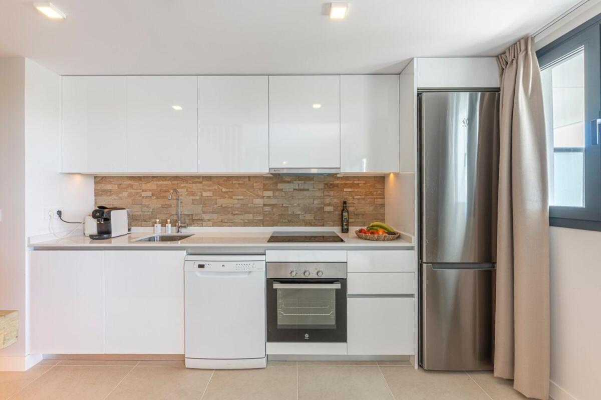 Modern And Bright 2 Bedroom Apt, Swimming Pool And Gym Apartment *