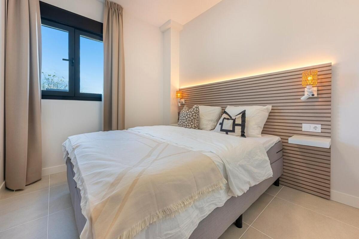 Modern And Bright 2 Bedroom Apt, Swimming Pool And Gym Apartment Estepona
