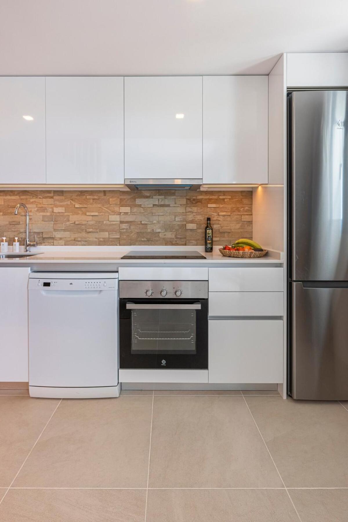 Modern And Bright 2 Bedroom Apt, Swimming Pool And Gym Apartment