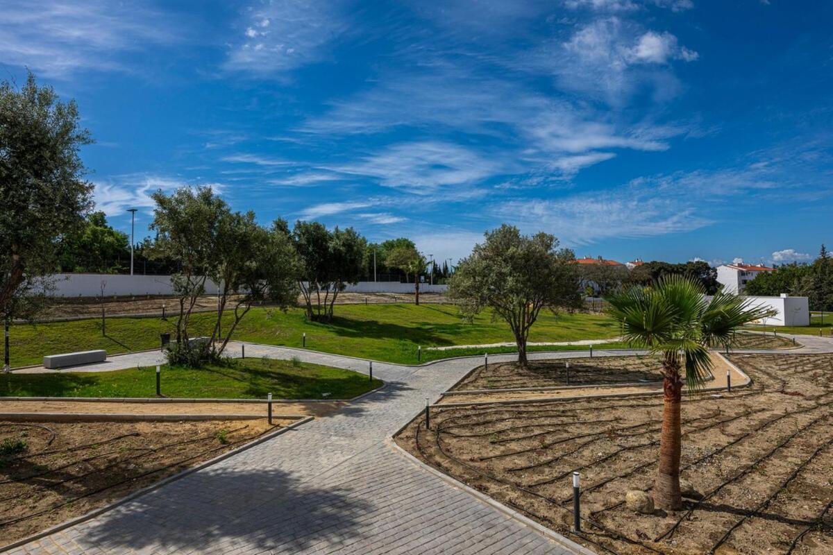 Modern And Bright 2 Bedroom Apt, Swimming Pool And Gym *
