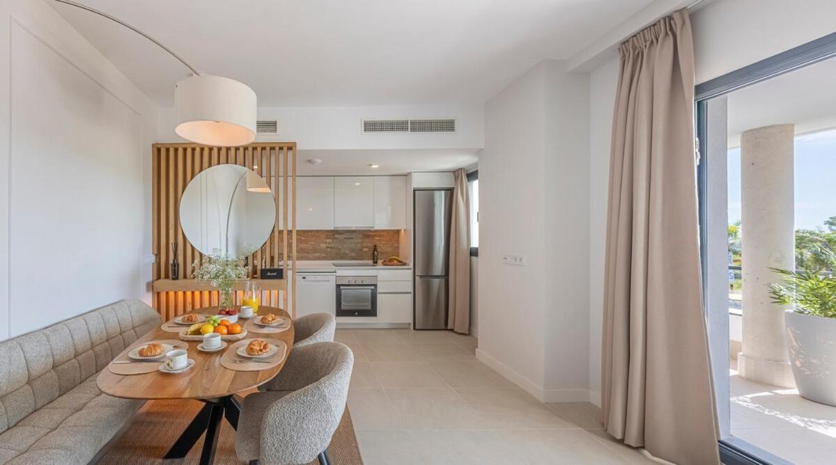 Modern And Bright 2 Bedroom Apt, Swimming Pool And Gym *