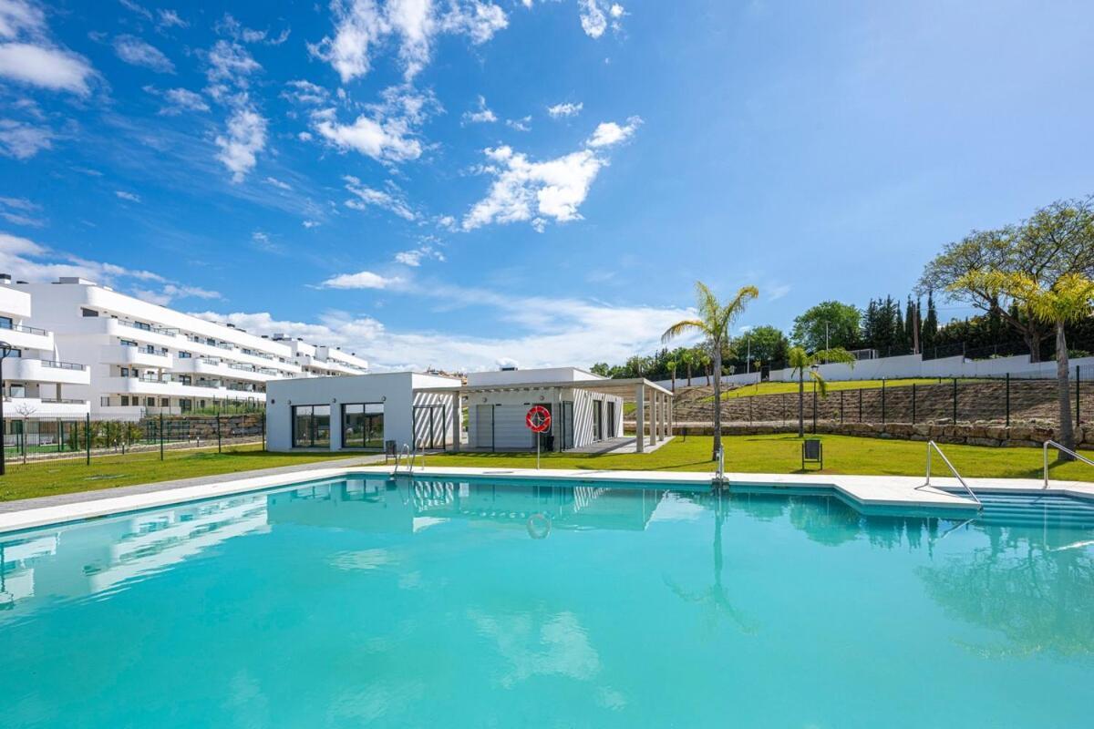 Apartment Modern And Bright 2 Bedroom Apt, Swimming Pool And Gym
