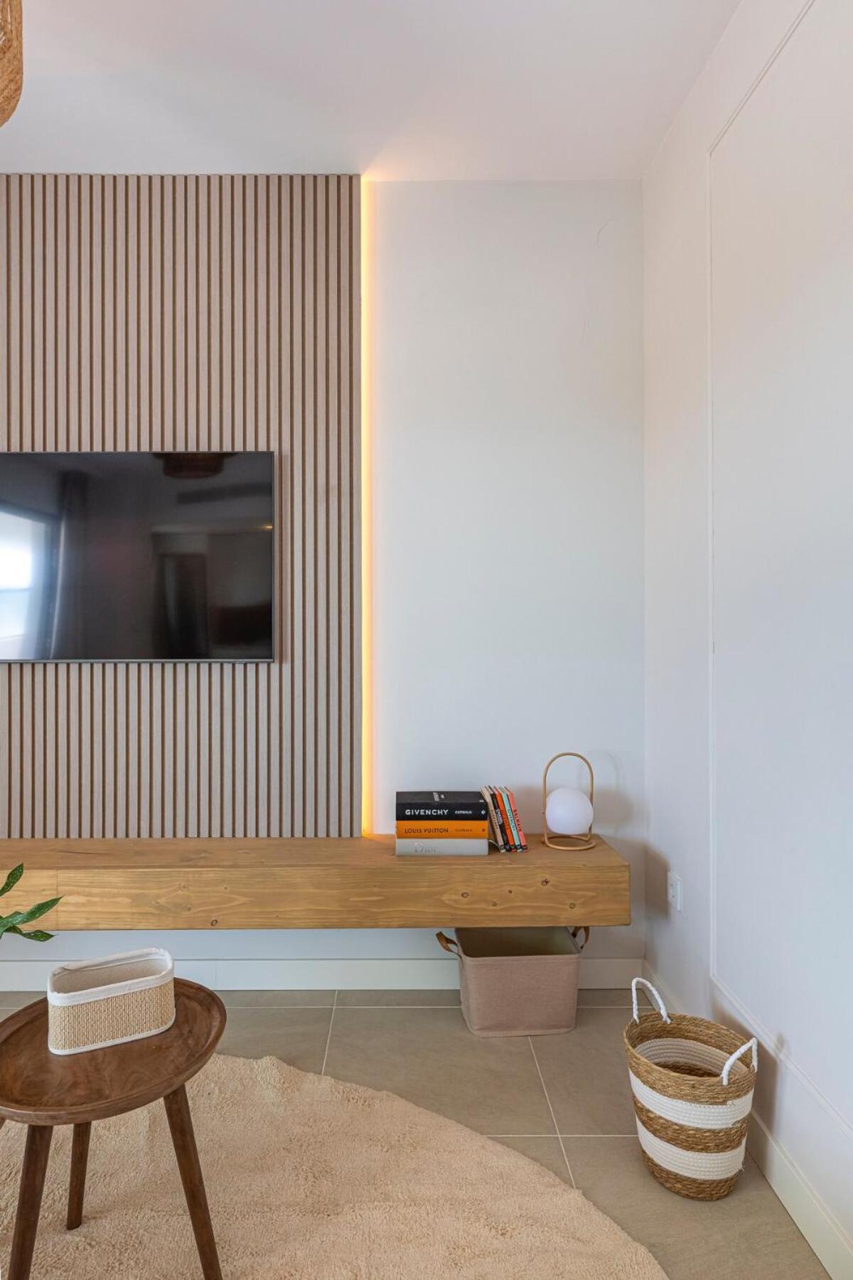 Modern And Bright 2 Bedroom Apt, Swimming Pool And Gym *