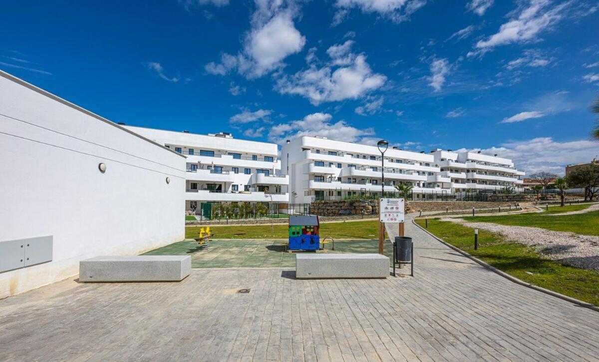Modern And Bright 2 Bedroom Apt, Swimming Pool And Gym Estepona