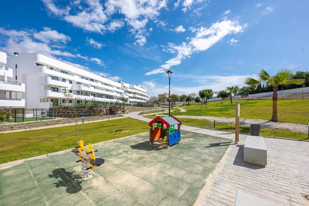 Apartment Modern And Bright 2 Bedroom Apt, Swimming Pool And Gym