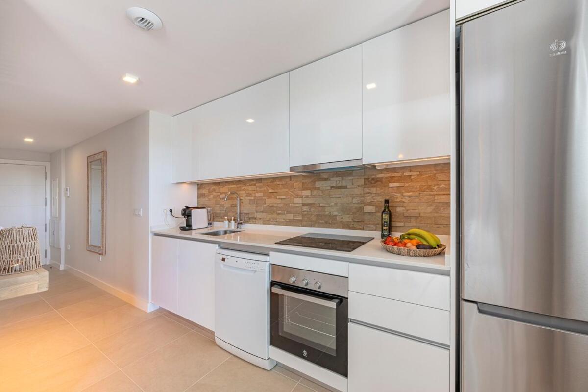 Apartment Modern And Bright 2 Bedroom Apt, Swimming Pool And Gym *