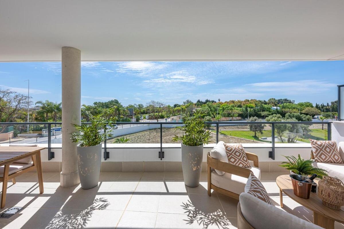 Modern And Bright 2 Bedroom Apt, Swimming Pool And Gym Apartment Estepona