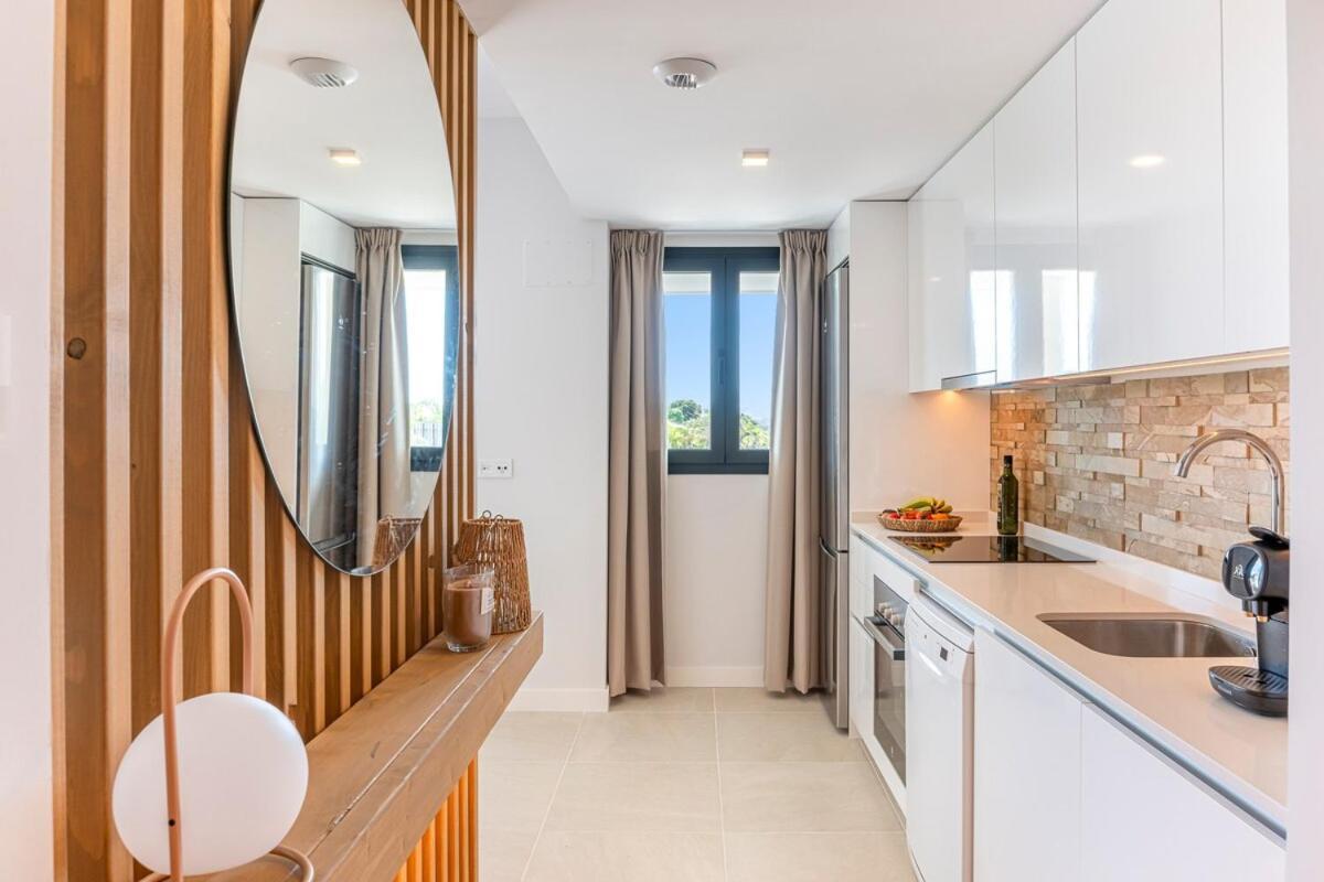 Modern And Bright 2 Bedroom Apt, Swimming Pool And Gym *