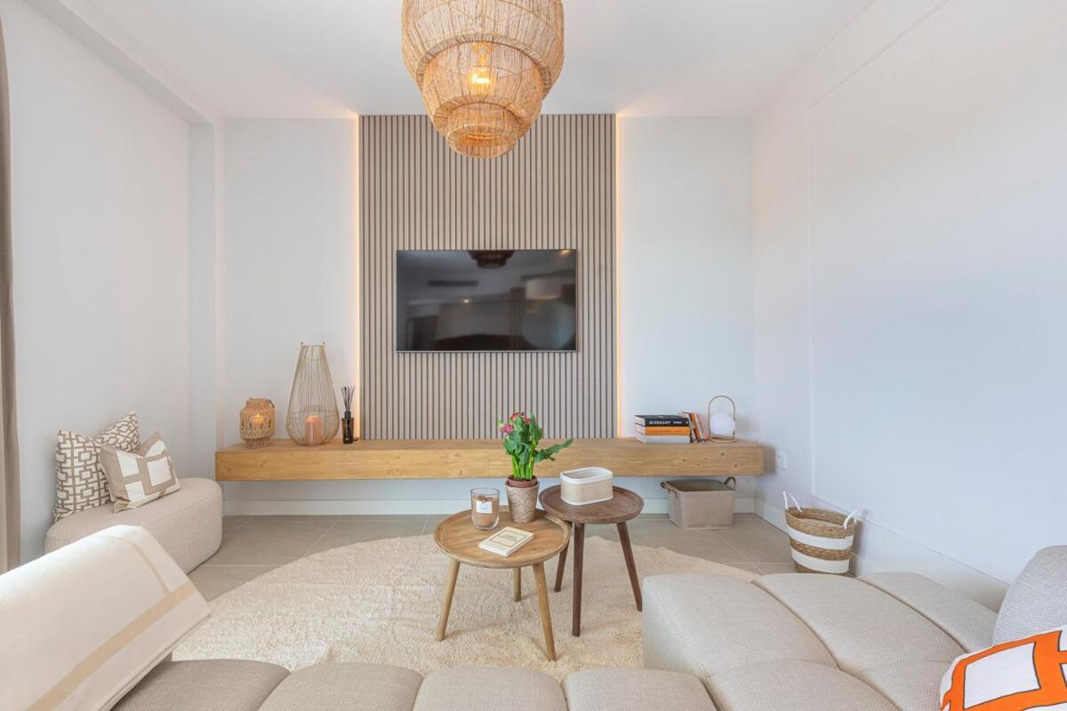Modern And Bright 2 Bedroom Apt, Swimming Pool And Gym