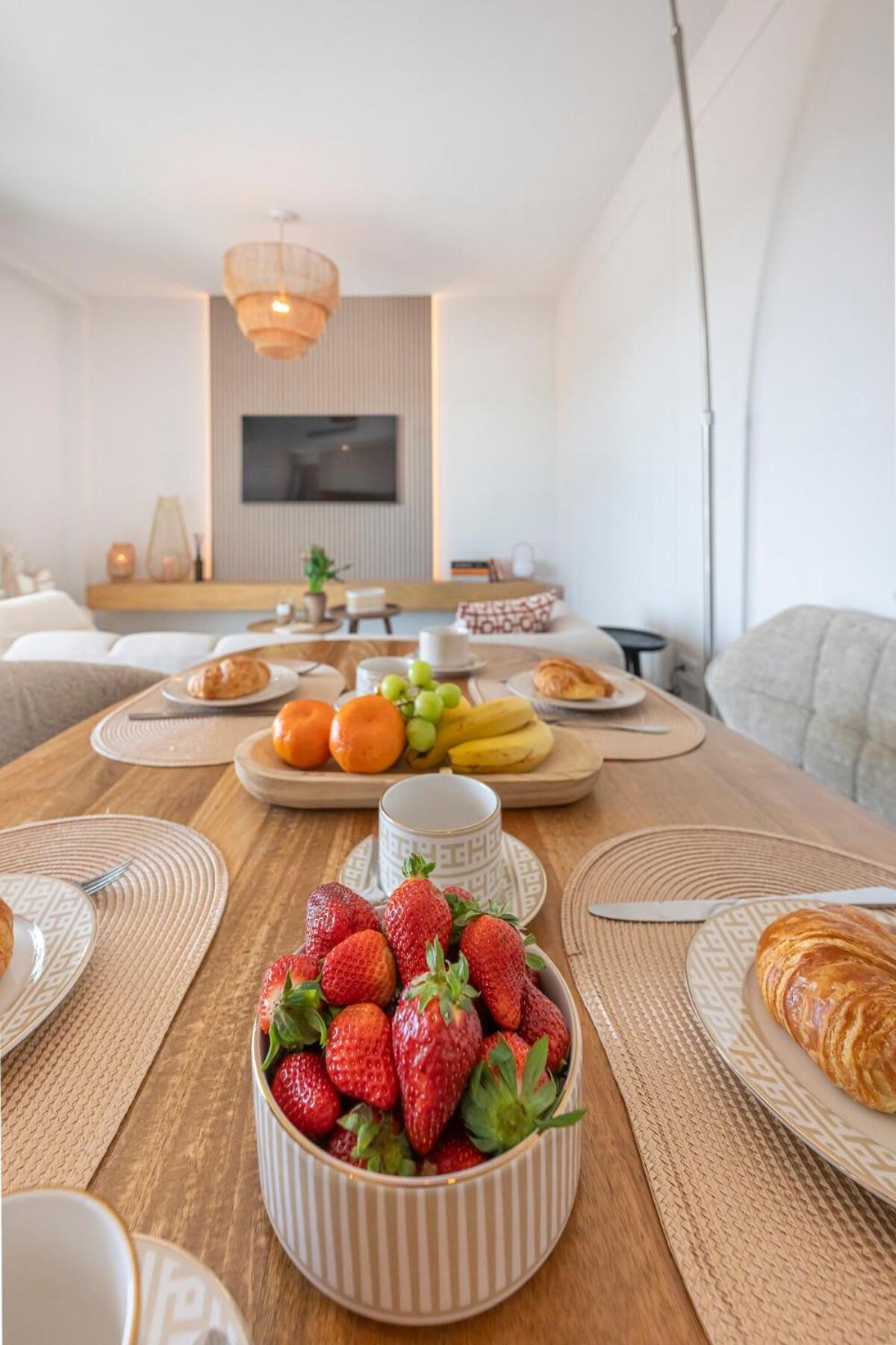 Modern And Bright 2 Bedroom Apt, Swimming Pool And Gym Estepona