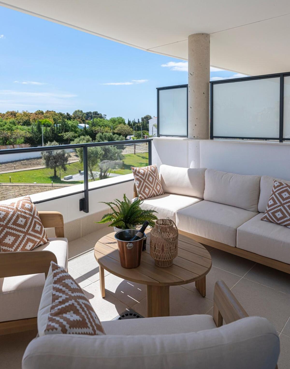 Modern And Bright 2 Bedroom Apt, Swimming Pool And Gym *
