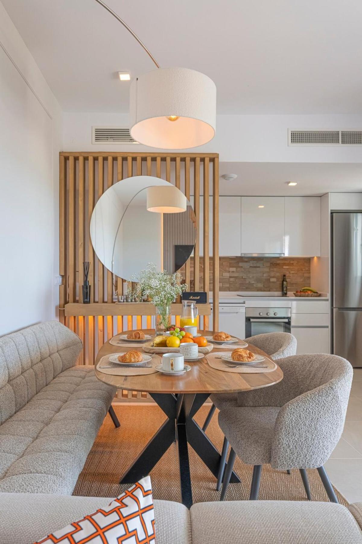Modern And Bright 2 Bedroom Apt, Swimming Pool And Gym
