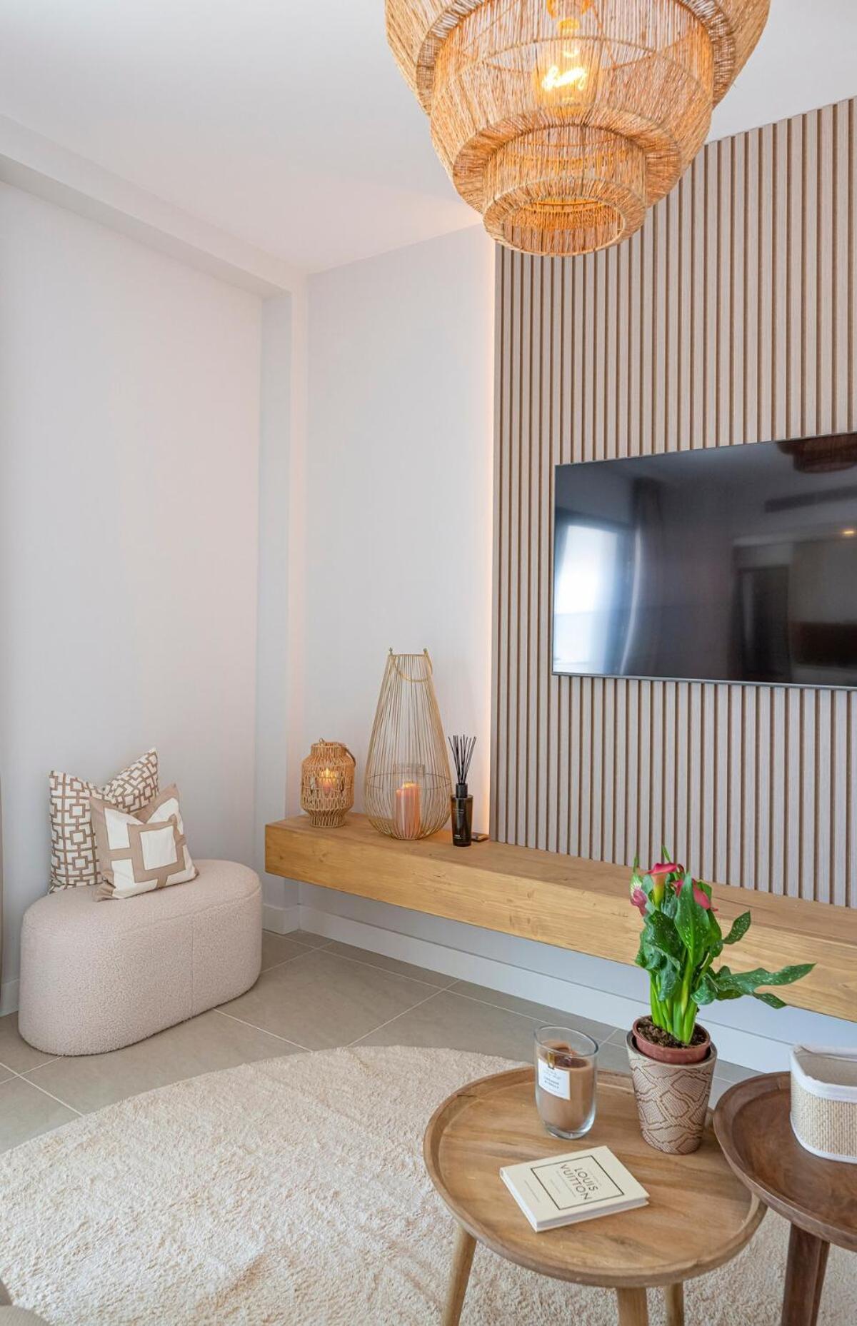 Modern And Bright 2 Bedroom Apt, Swimming Pool And Gym Apartment