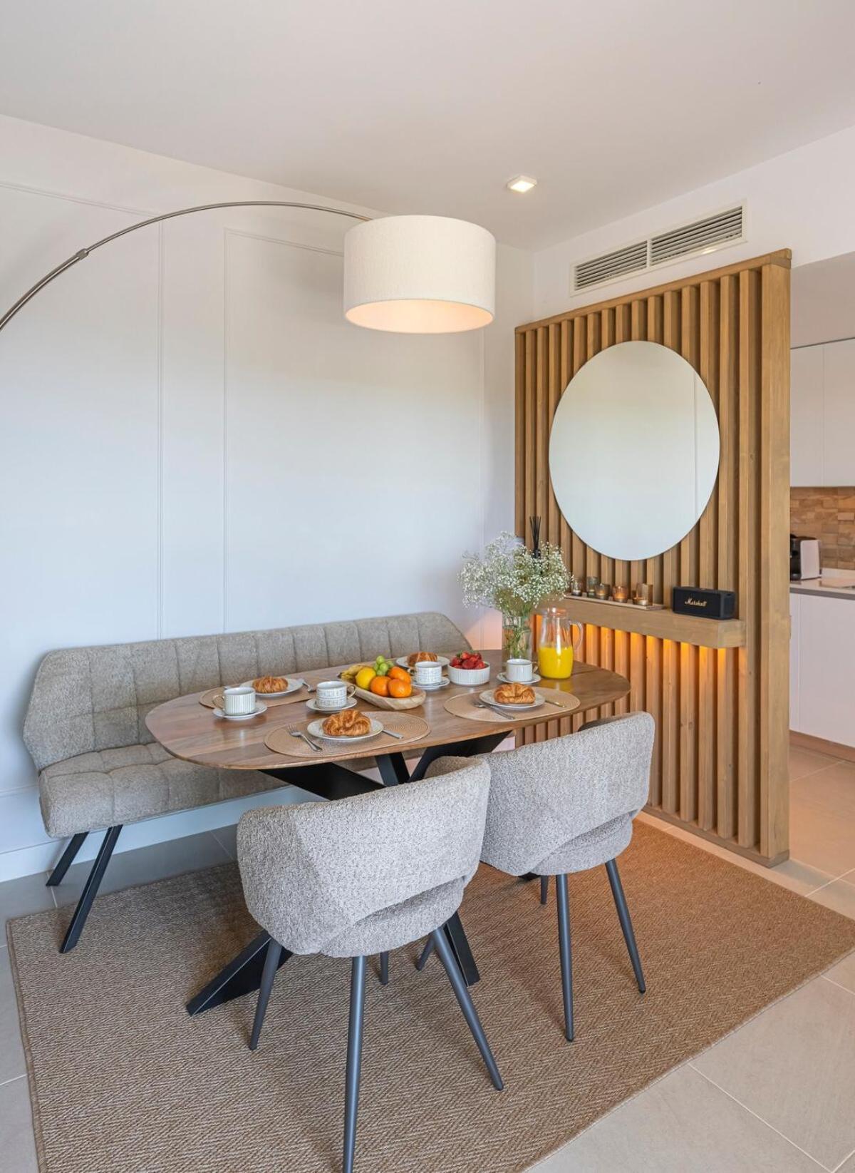 Modern And Bright 2 Bedroom Apt, Swimming Pool And Gym *