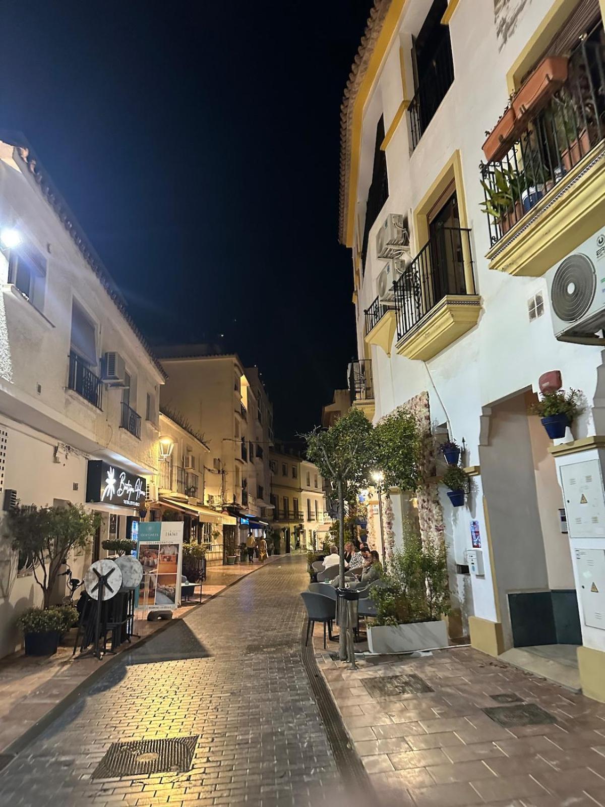 2 Bed Centre Next To The Beach! Estepona