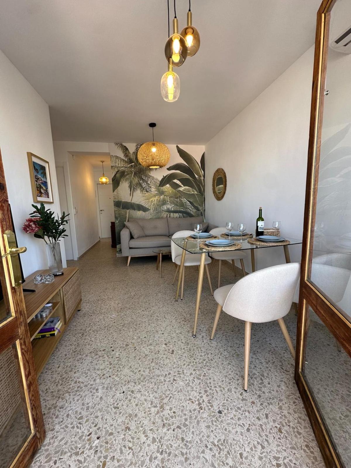 Apartment 2 Bed Centre Next To The Beach!