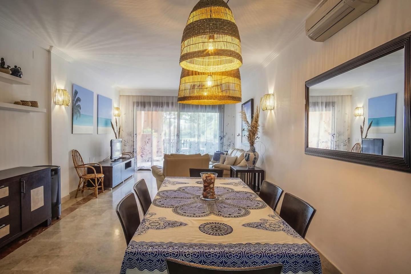 Bougainvillea Retreat, Espacioso Terraza & Parking Apartment Estepona