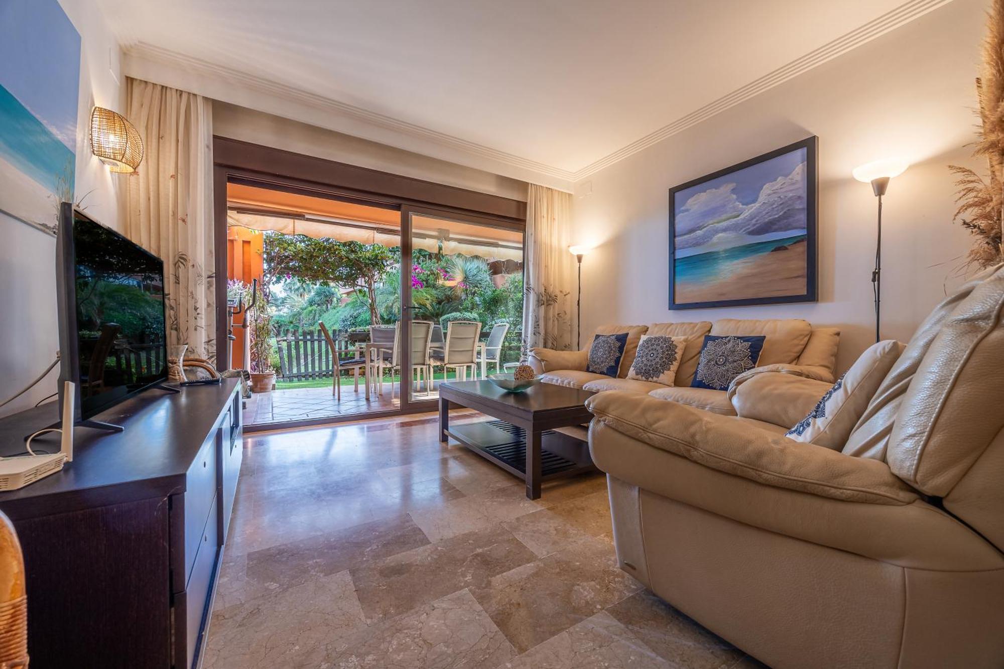 Bougainvillea Retreat, Espacioso Terraza & Parking Apartment Estepona