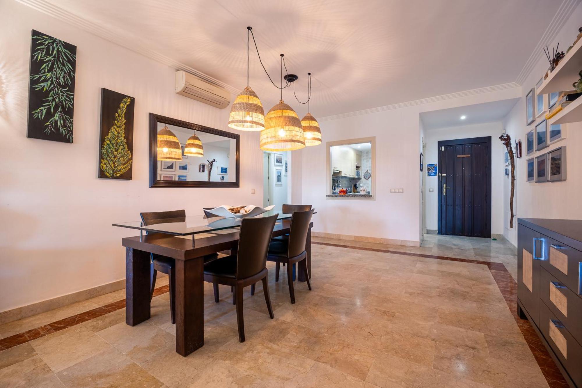 Bougainvillea Retreat, Espacioso Terraza & Parking Apartment